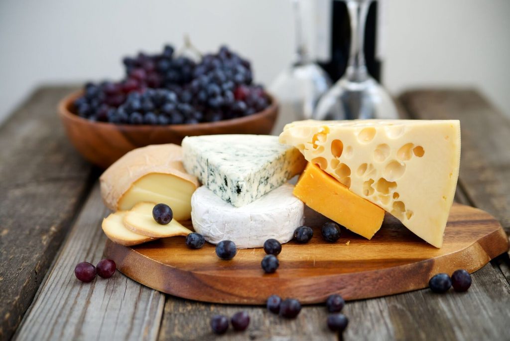 Vin, druer og ost på et delikat fat. En ost- og vinkveld er et av våre beste tips til bryllupsgave, til en rimelig pris.