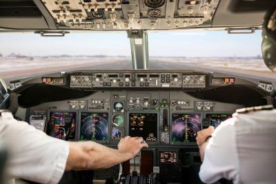 To piloter i et fly.