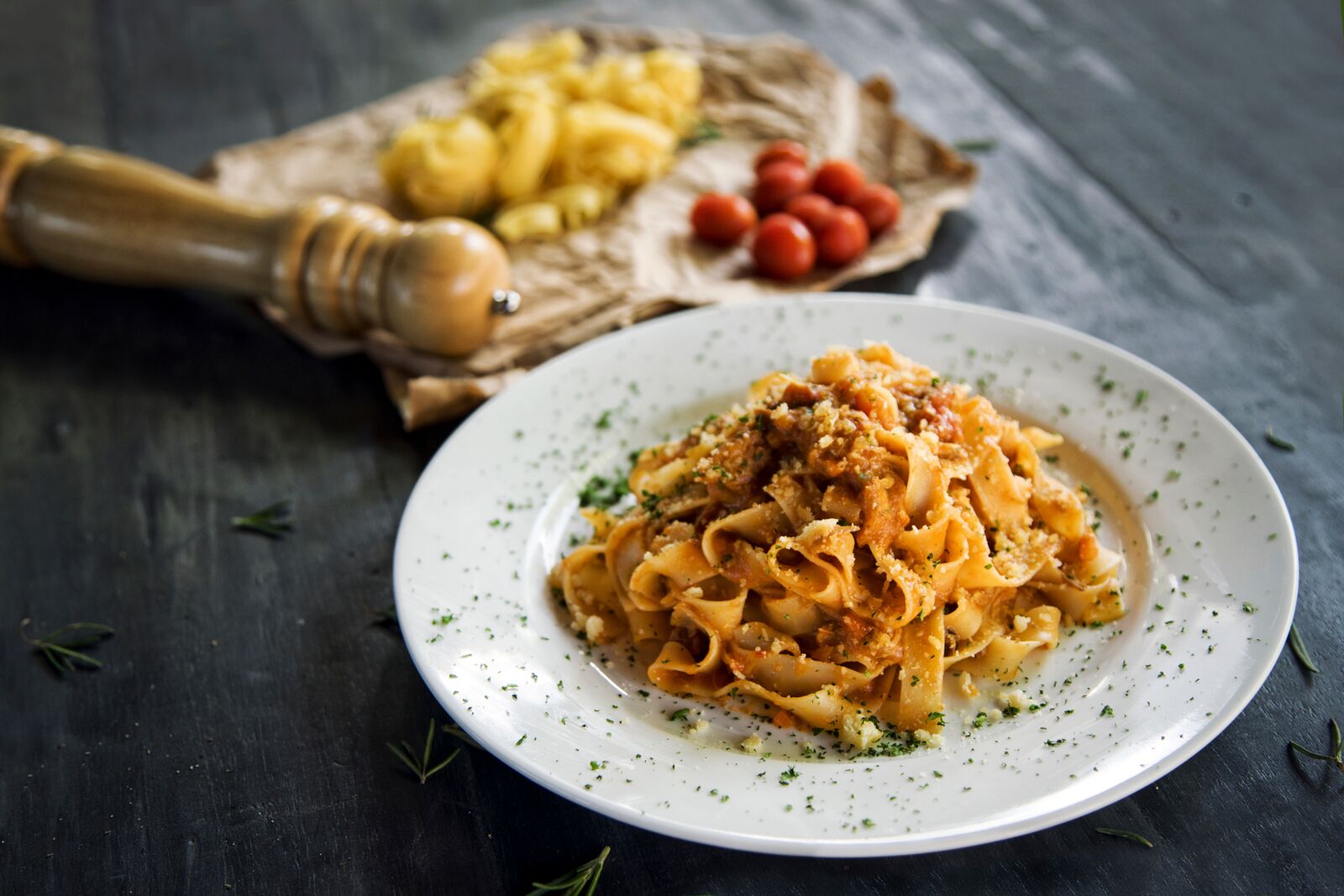 Delikat pasta flott dandert på et bord. Gi bort et matkurs i 60 års gave.