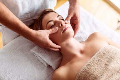 Dame som får spabehandling på spa i Stavanger.