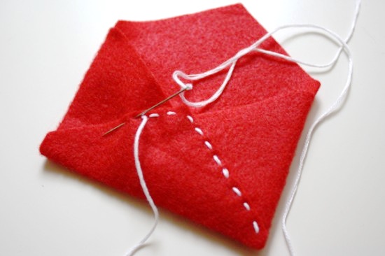 En hjemmesydd konvolutt i rødt. Se våre tips til kreativ innpakning av gaver