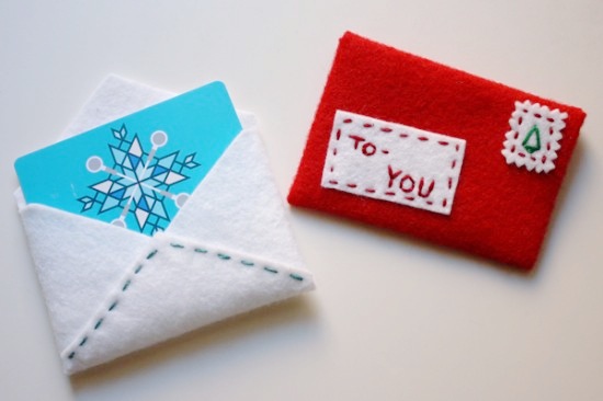 To konvolutter sydd i filt. Se våre tips til kreativ innpakning av gaver.