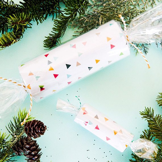 Gaver pakket inn som karameller dandert med granbar. Se våre tips til kreativ innpakning av gaver.