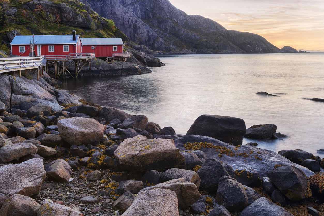 Rorbuer langs den norske kysten. En av mange steder som passer bra for en romantisk helg i Norge