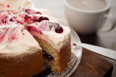 Kake på et fat. Alle mødre fortjener kake på sengen en del av en perfekt morsdagsgave 2018..