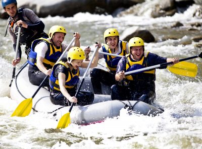 En gruppe som rafter i en elv. Konfirmajsonsgaver 2017