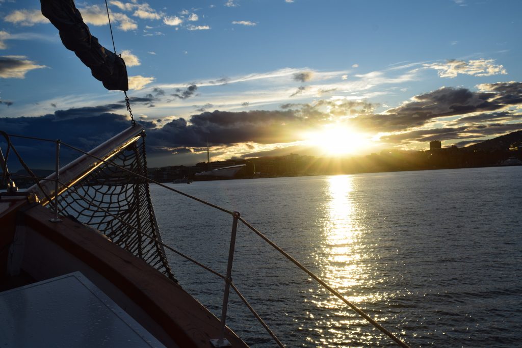 Oslofjorden badet i sollys ved solnedgang. Anbefalte aktiviteter i Oslo? Fjordcruise med rekebuffet er en sikker vinner.