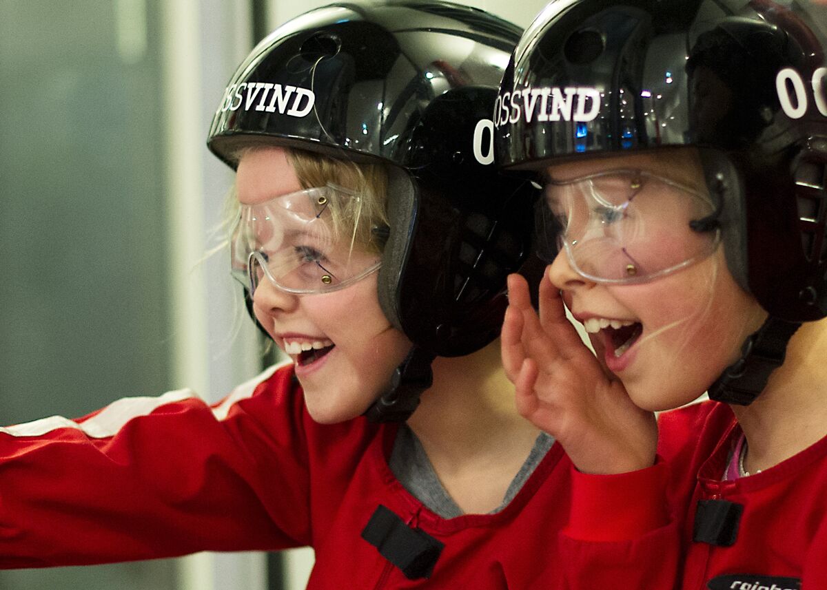 Barn med hjelm som skal fly i vindtunnel. Aktiviteter i Bergen for barn finner du her.