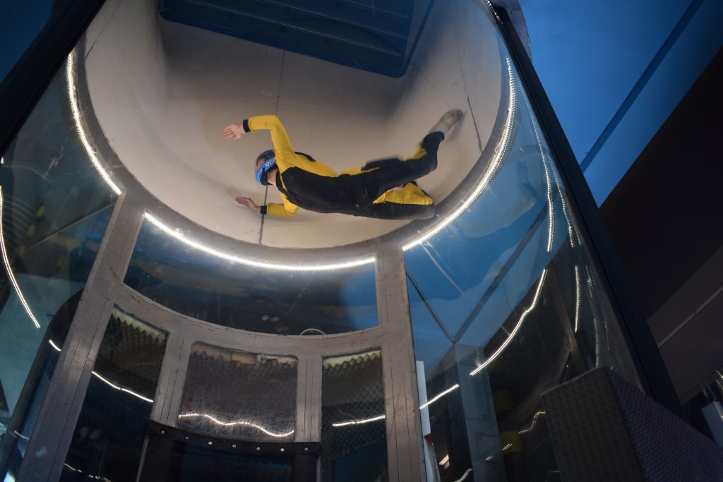 En ung gutt som flyr i vindtunnel. Indoor Skydive er en super gave til den som har alt.