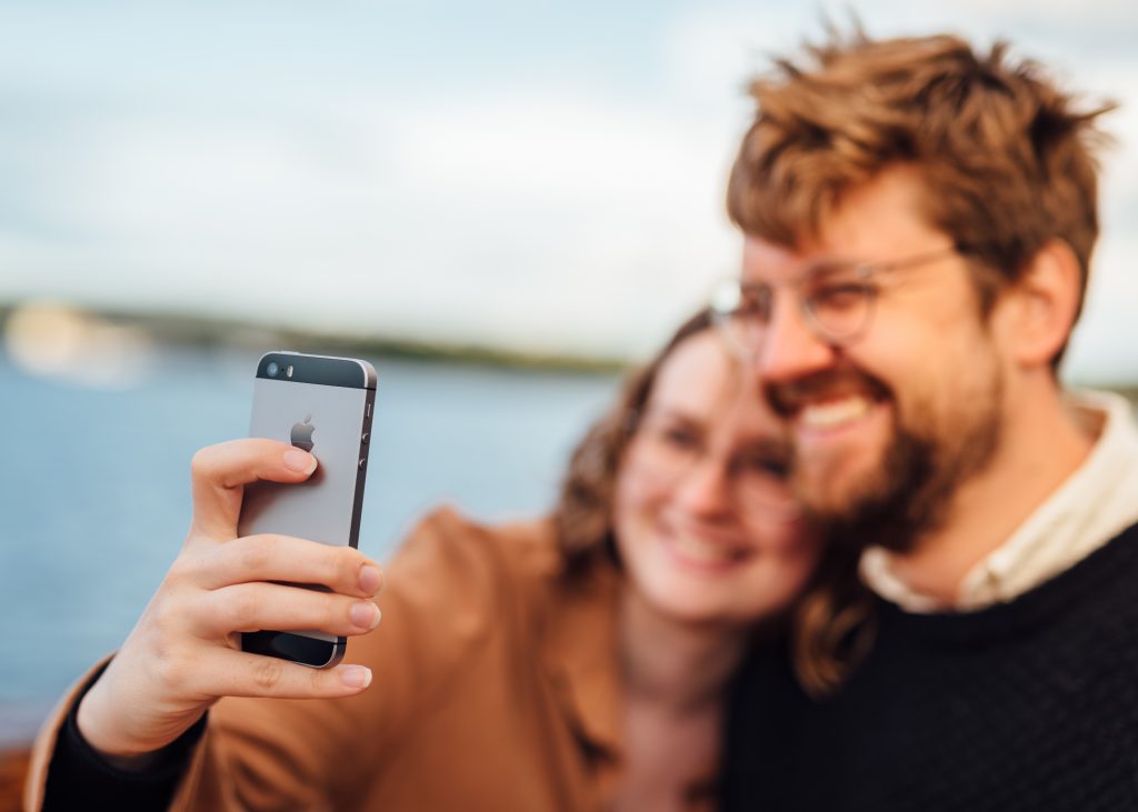 Par som tar en selfie på fjordcruise i oslo. Anbefalte aktiviteter i Oslo? Fjordcruise med rekebuffet er en sikker vinner.