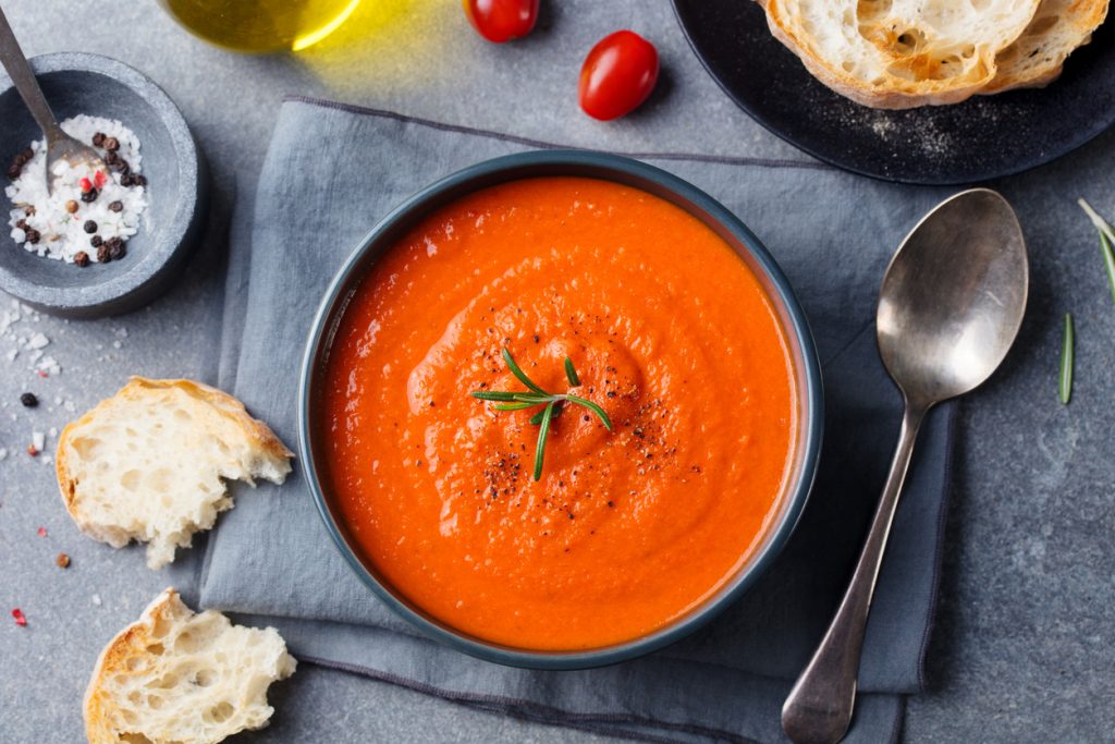 Tomatsuppe er en sikker vinner og perfekt for en uke med vegetarmat