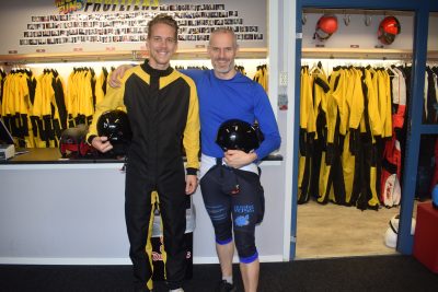En ung gutt og instruktøren før de skal oppleve indoor skydive.