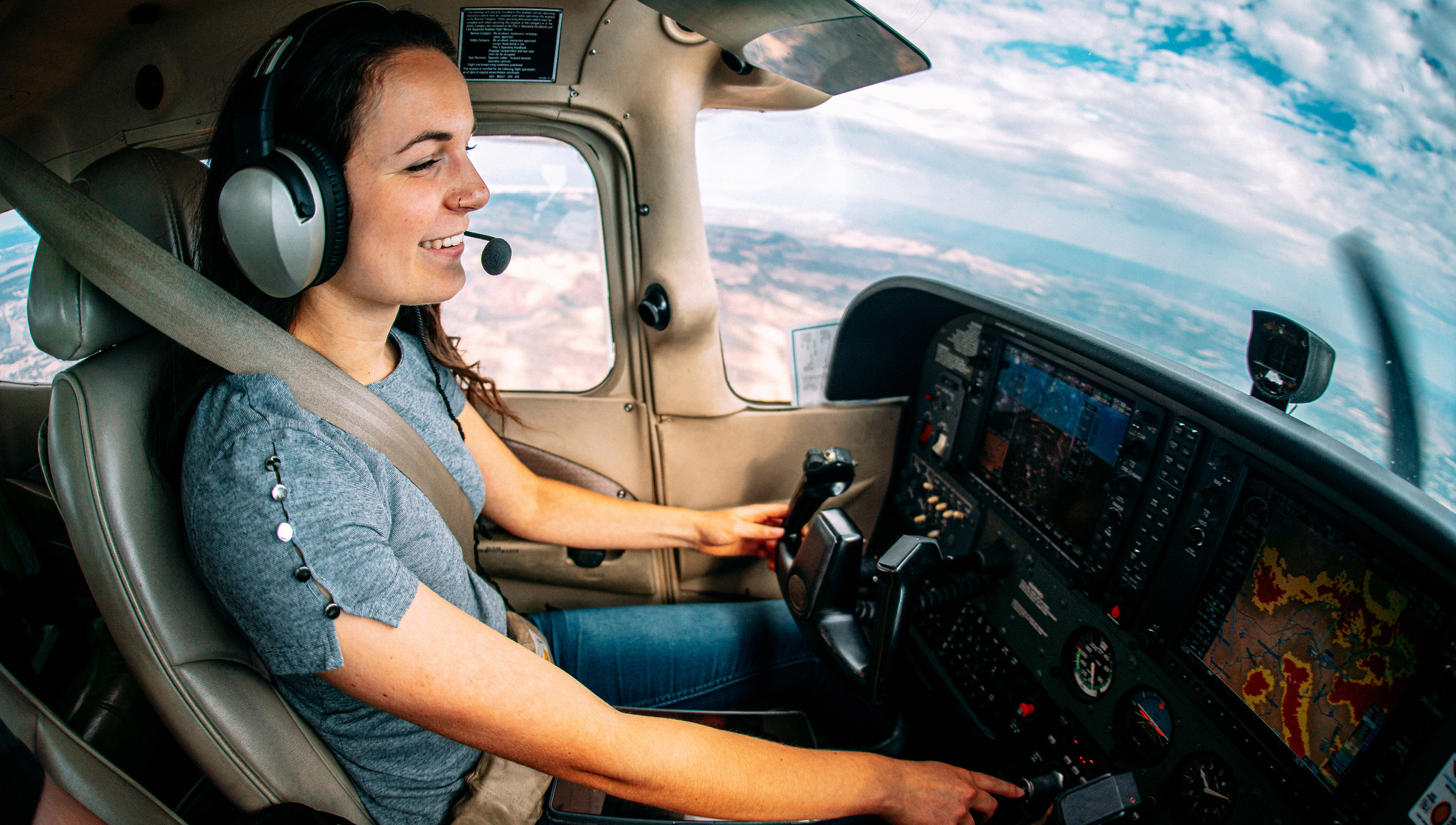 Jeanett (37) fra Kongsberg fikk prøve seg som pilot for en dag – “Jeg fikk fly alt selv”