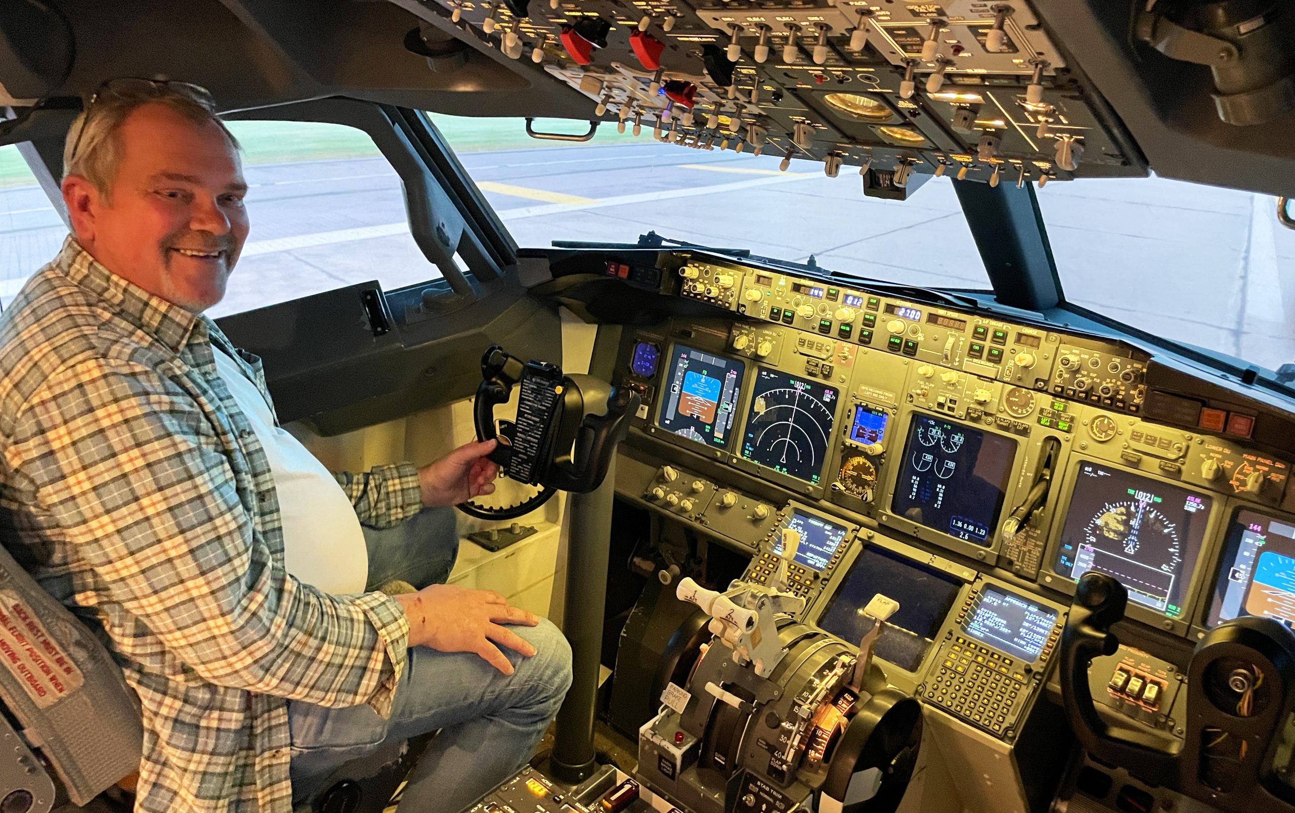 Jan (53) fra Askim fikk endelig prøve seg som pilot igjen – “Vekket gløden jeg en gang hadde for yrket”