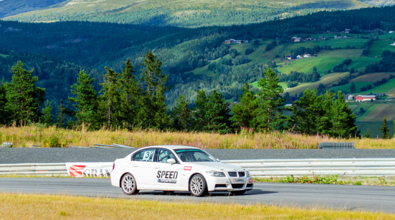 Amalie (28) fra Oslo fikk kjøre BMW på racerbane – “Skikkelig adrenalinrush!”